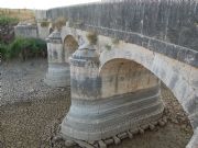 Puente romano de Zofraga sobre el cauce ahora seco del río Zapardiel